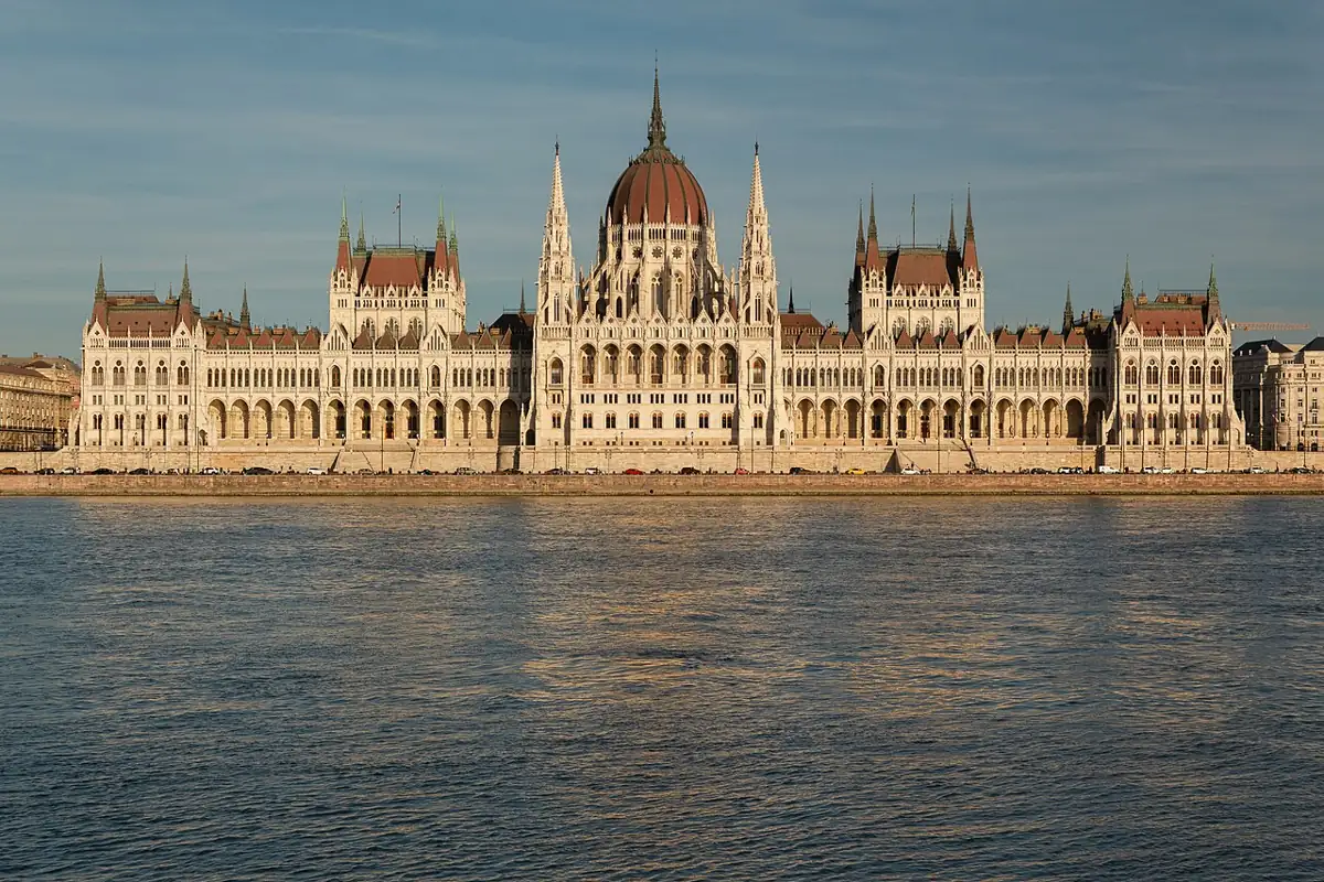 Tòa nhà Quốc hội Hungary bên sông Danube, Budapest