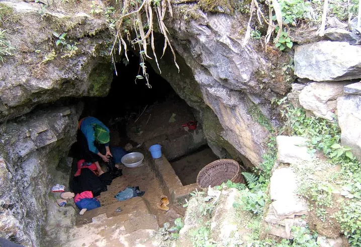 Hang đá ở Sính Lủng, cao nguyên đá Đồng Văn