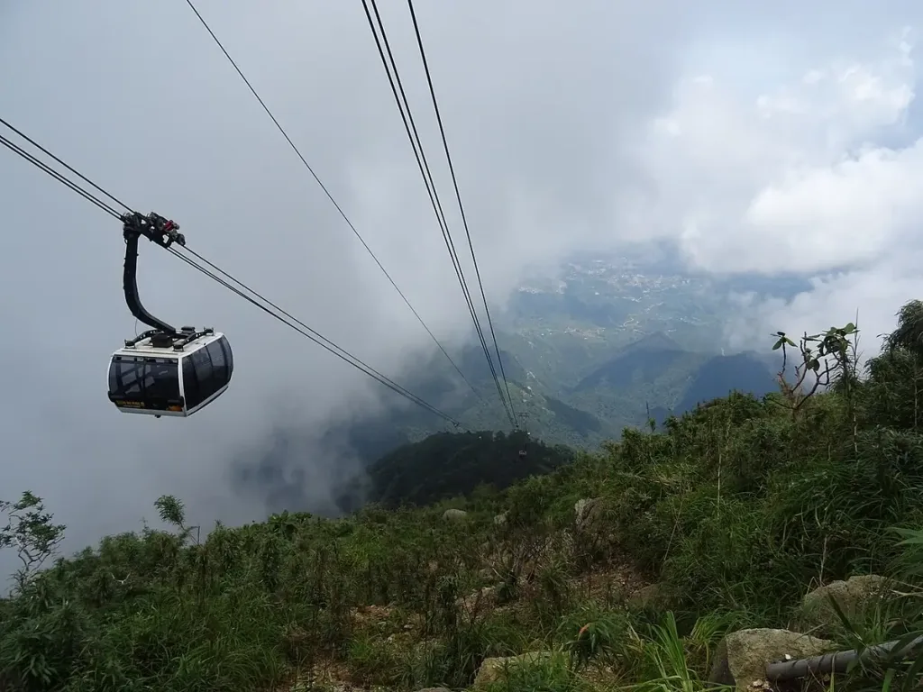 Cabin cáp treo Fansipan giữa mây núi Hoàng Liên Sơn