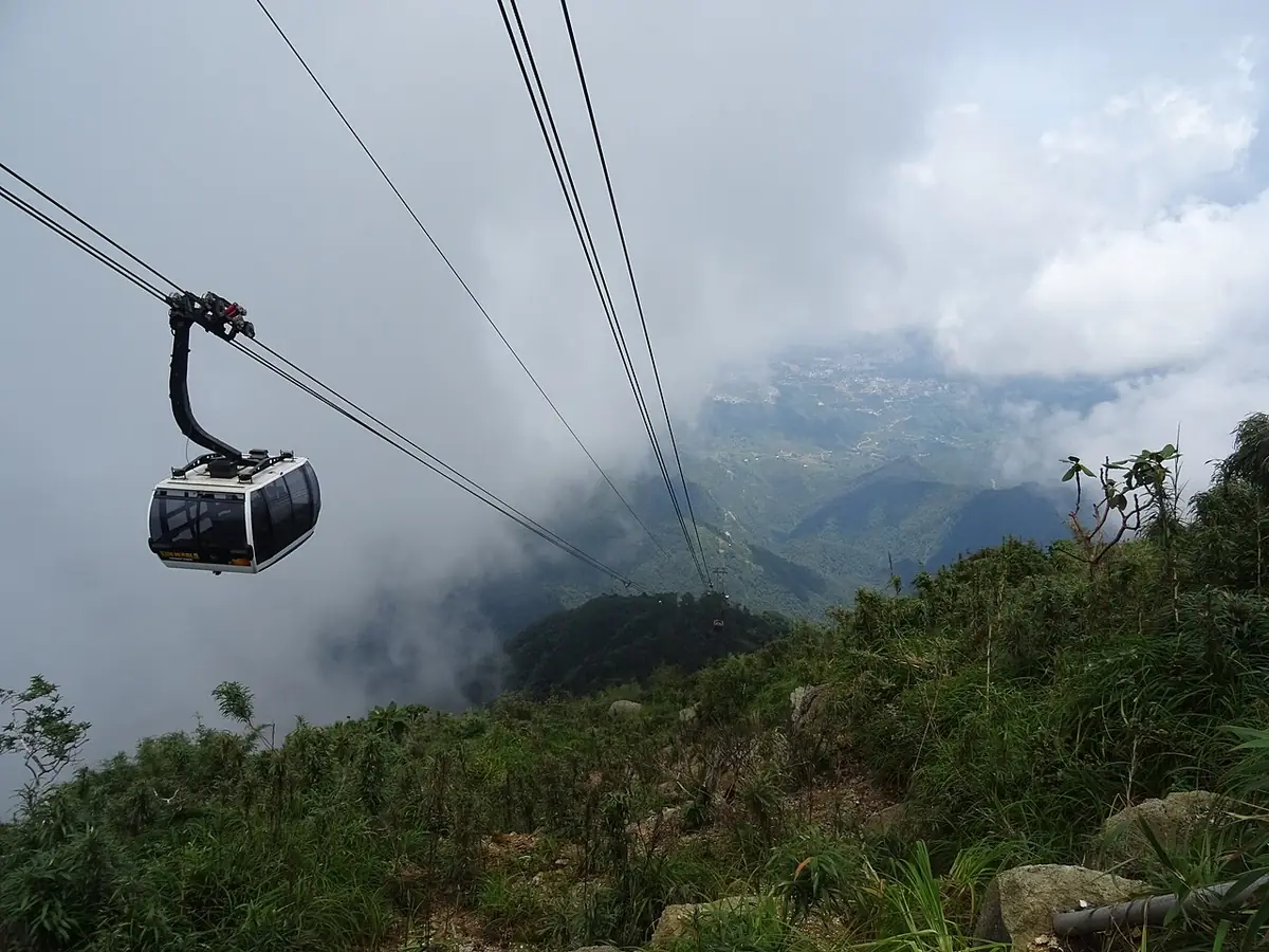 Cabin cáp treo Fansipan giữa mây núi Hoàng Liên Sơn