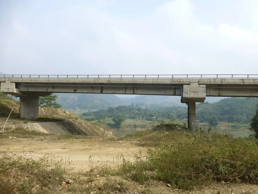 Cầu đường bộ trên tuyến đi Tây Bắc