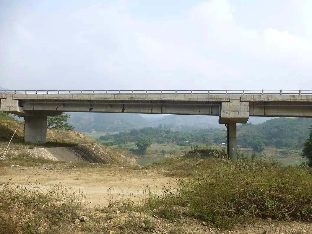 Cầu đường bộ trên tuyến đi Tây Bắc