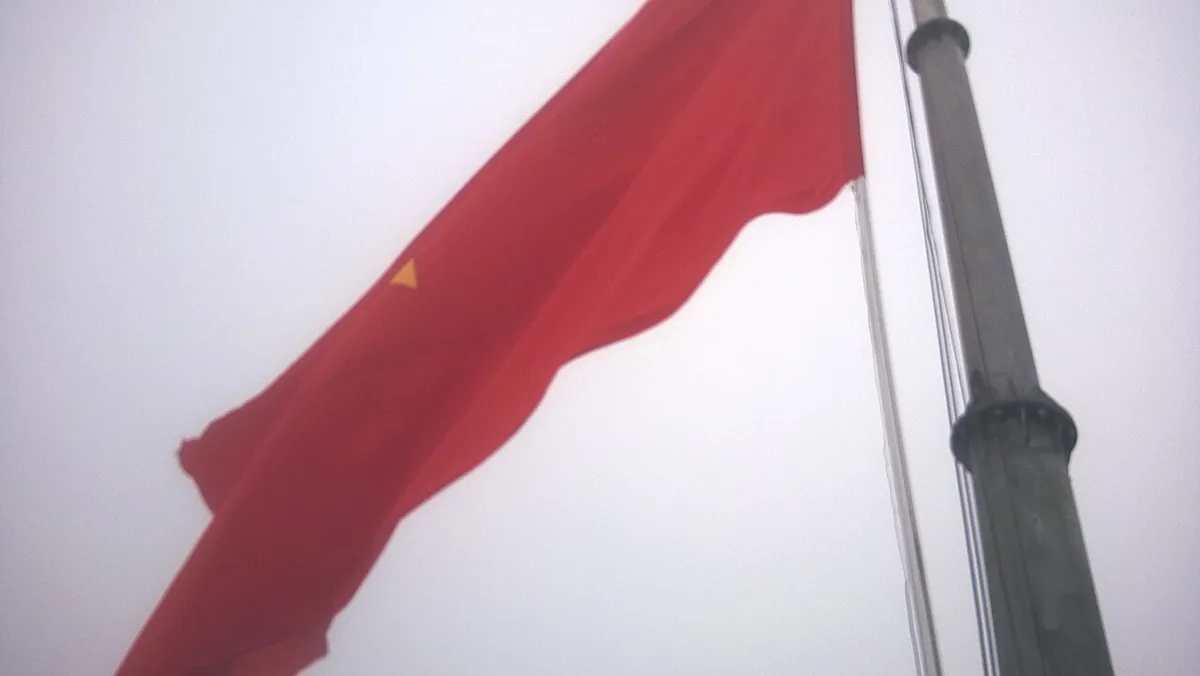 Lá cờ trên đỉnh cột cờ Lũng Cú trong sương