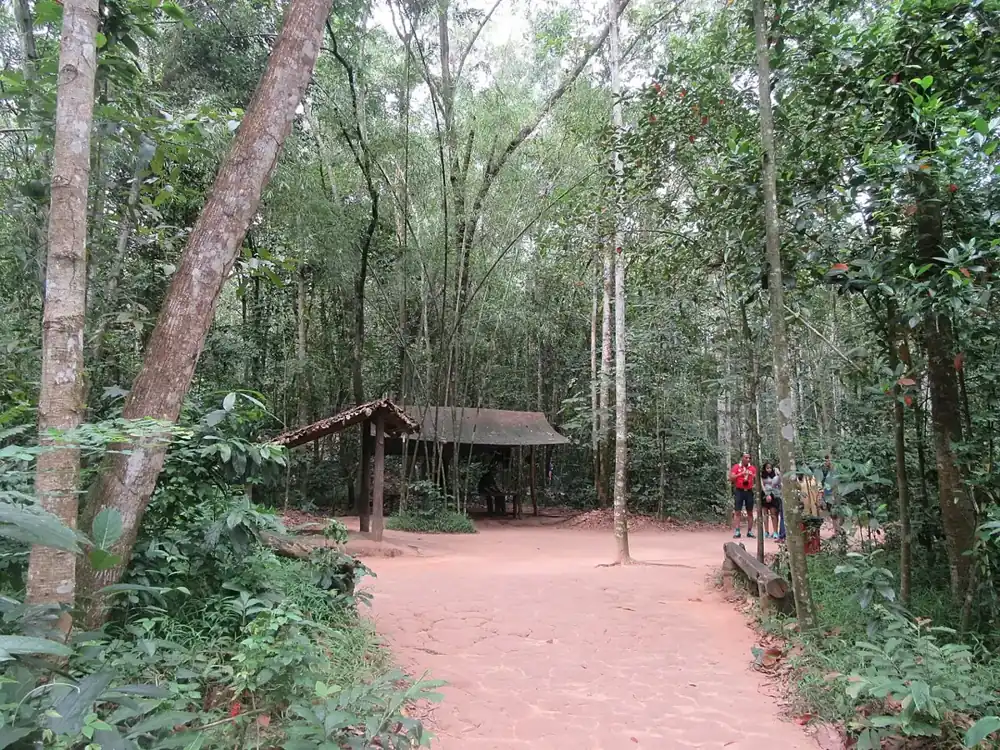 Lối đi trong khu di tích Địa đạo Củ Chi