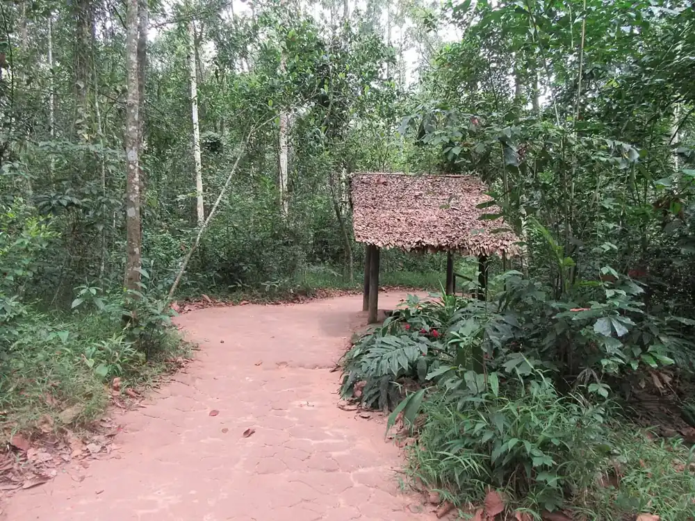 Lối đi trong khu di tích Địa đạo Củ Chi
