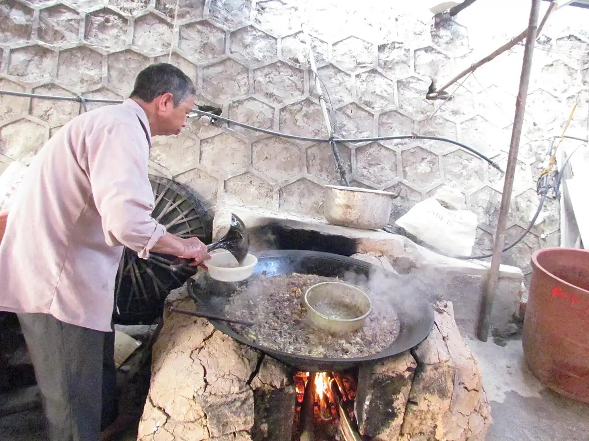 Nồi thắng cố nấu tại chợ phiên Hà Giang