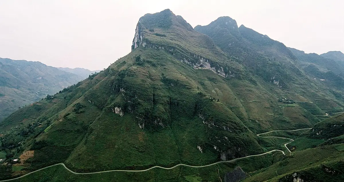 Đường đèo Mã Pí Lèng uốn quanh sườn núi