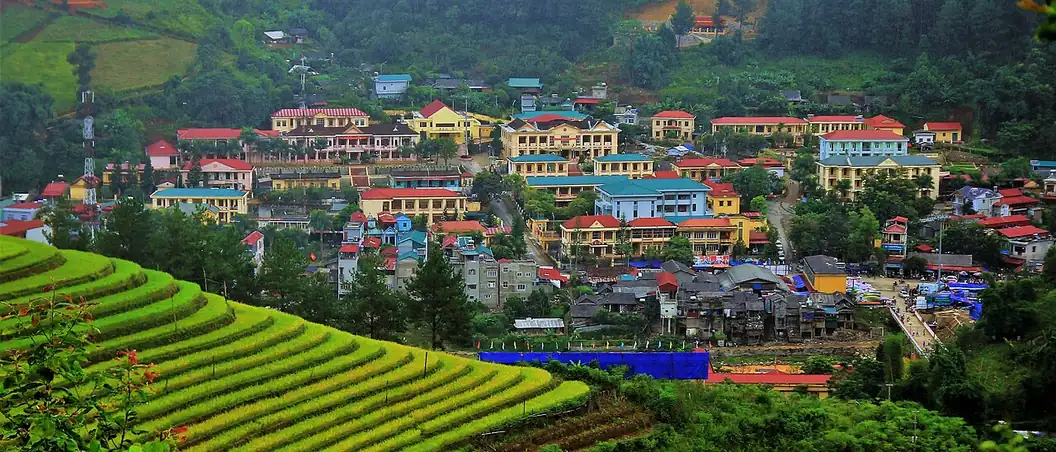Trung tâm Mù Cang Chải giữa ruộng bậc thang