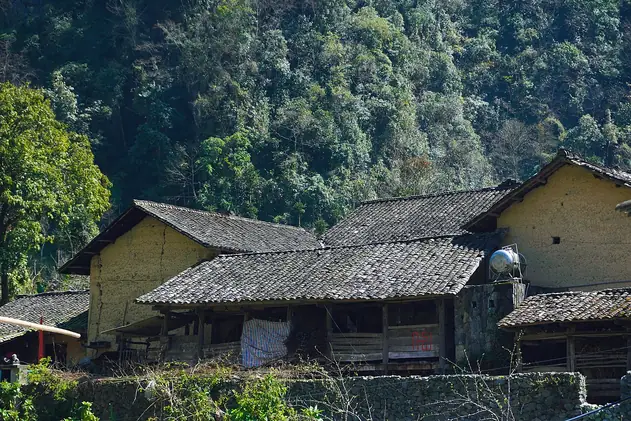 Nhà trình tường ở làng Lũng Cẩm, điểm ngắm hoa tam giác mạch Hà Giang
