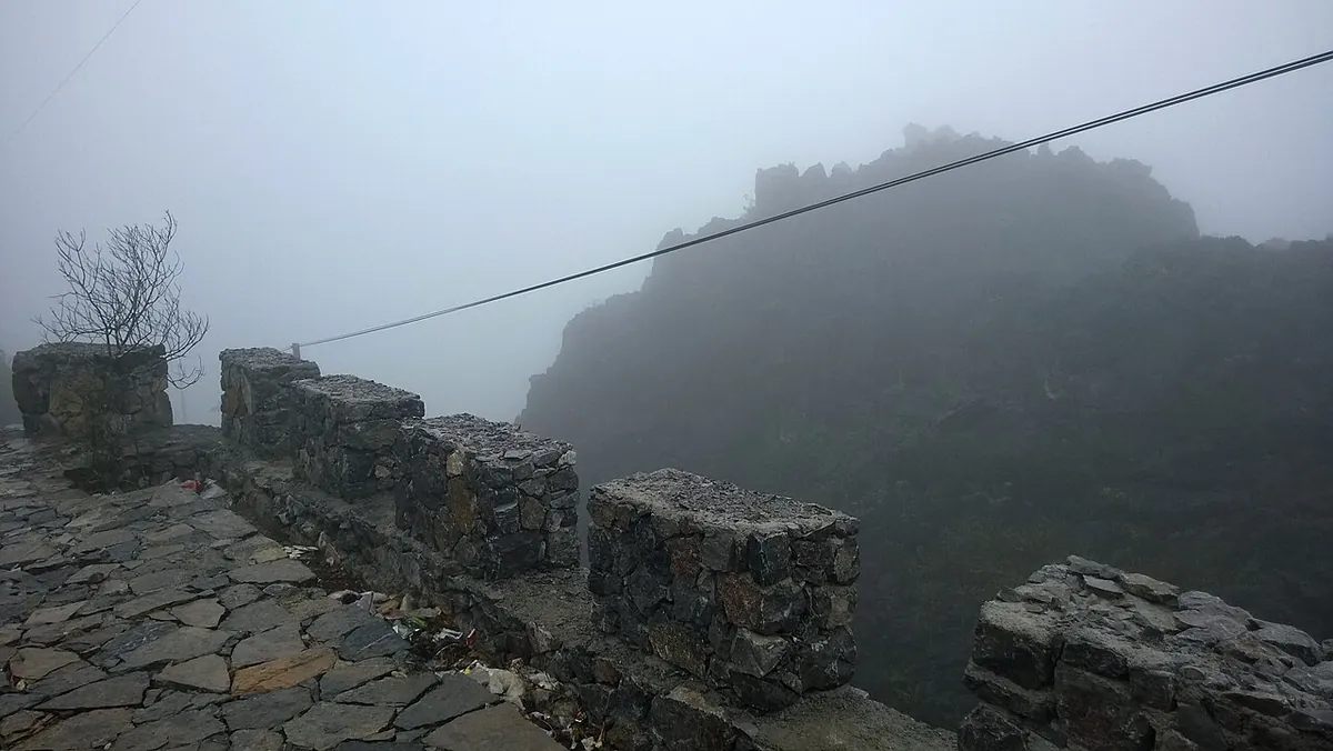 Đường núi trong sương ở Hà Giang