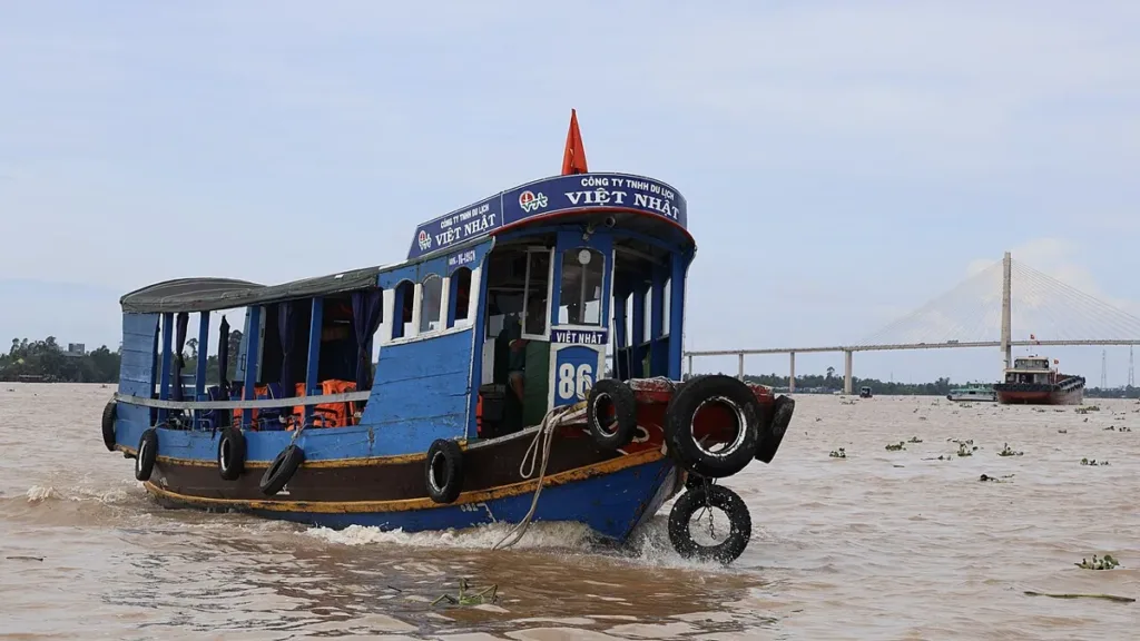 Tàu thuyền trên sông Tiền