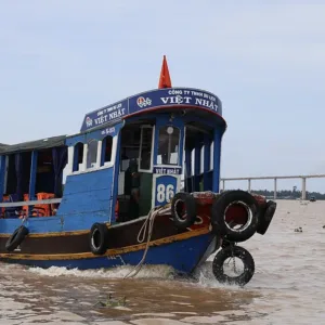 Tàu thuyền trên sông Tiền