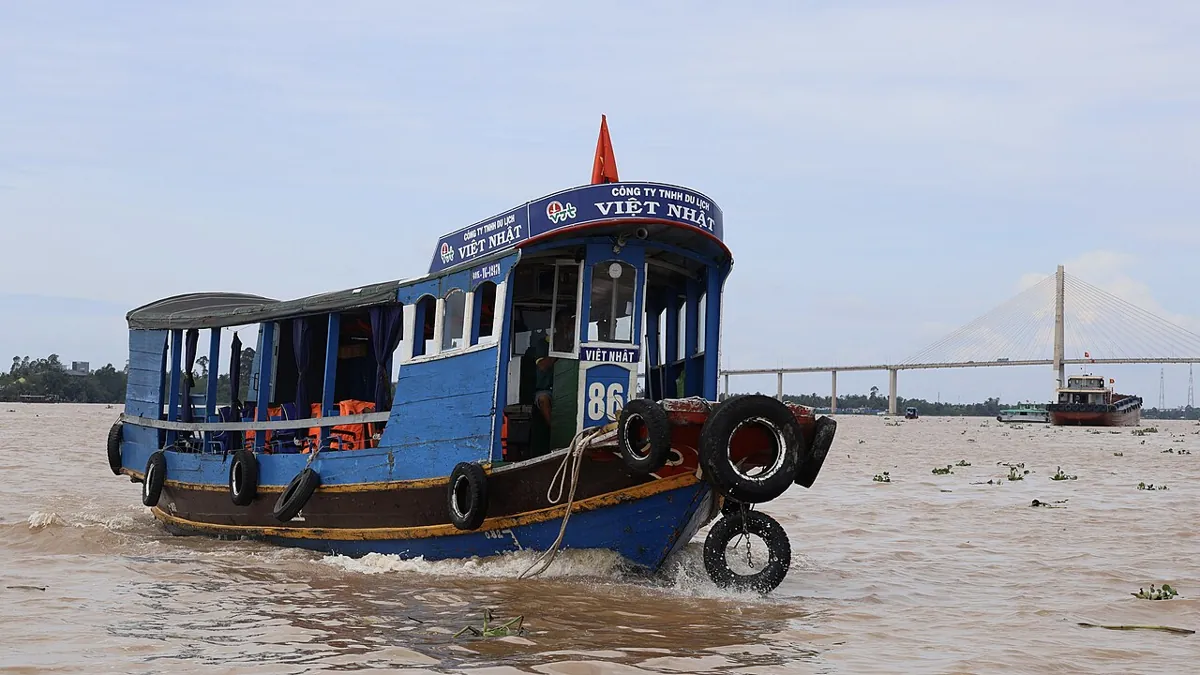 Tàu thuyền trên sông Tiền