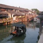 Trấn cổ Ô Trấn bên kênh nước