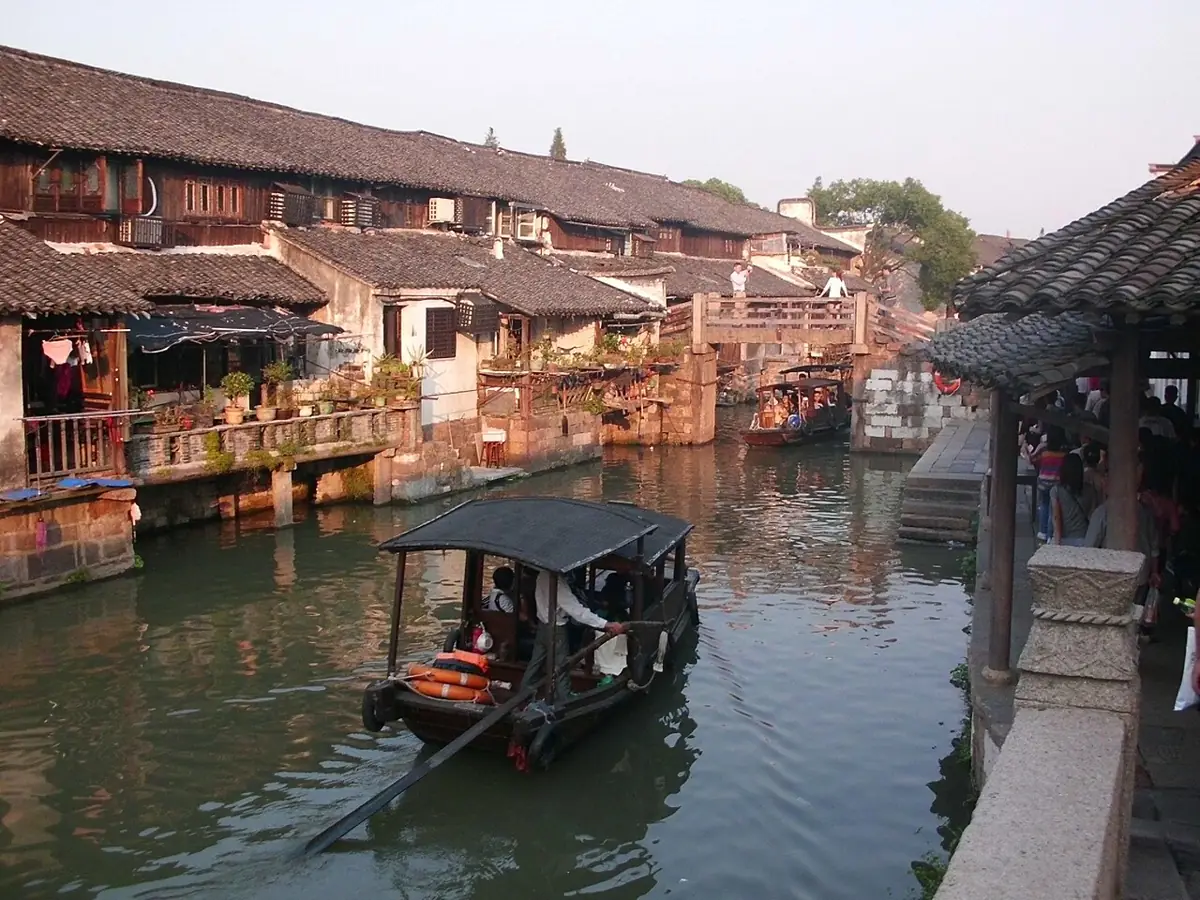 Trấn cổ Ô Trấn bên kênh nước