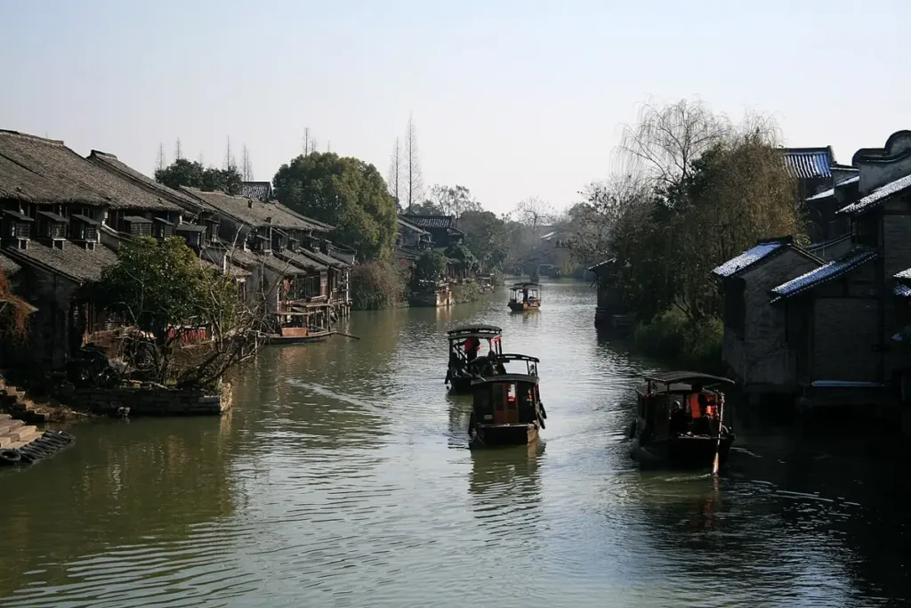 Trấn cổ Ô Trấn bên kênh nước