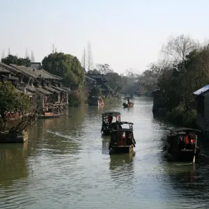 Trấn cổ Ô Trấn bên kênh nước