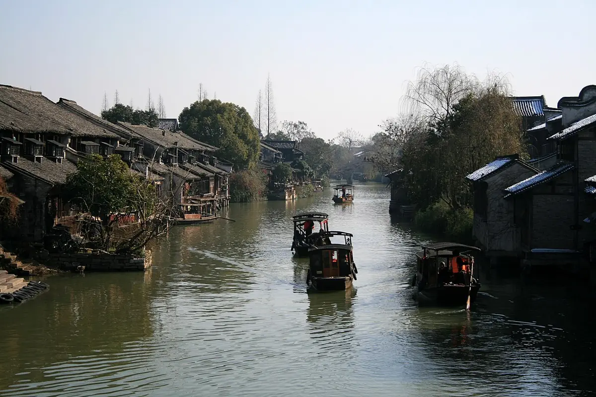 Trấn cổ Ô Trấn bên kênh nước