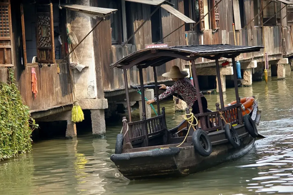 Trấn cổ Ô Trấn bên kênh nước