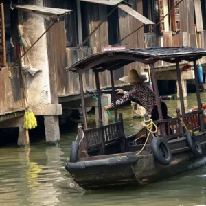 Trấn cổ Ô Trấn bên kênh nước