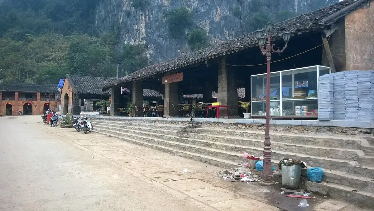 Chợ cổ Đồng Văn dưới chân núi đá
