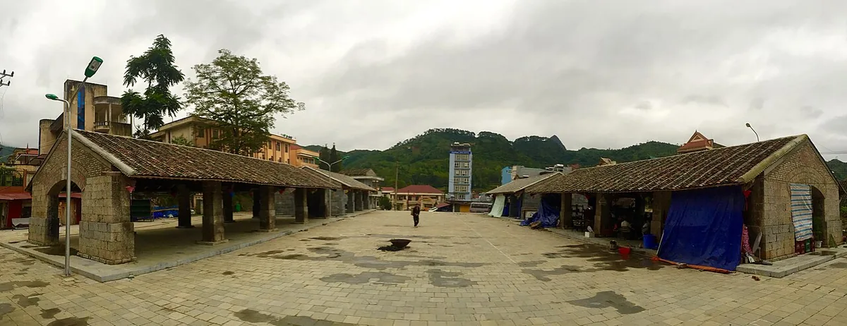 Khu chợ Đồng Văn ở trung tâm phố cổ