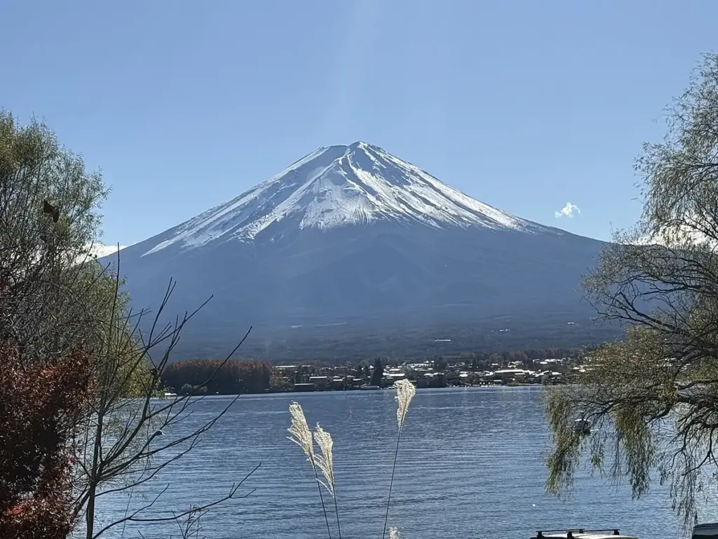 Núi Phú Sĩ nhìn từ hồ Kawaguchi