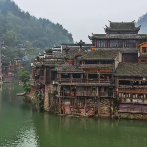 Phượng Hoàng Cổ Trấn bên sông Đà Giang