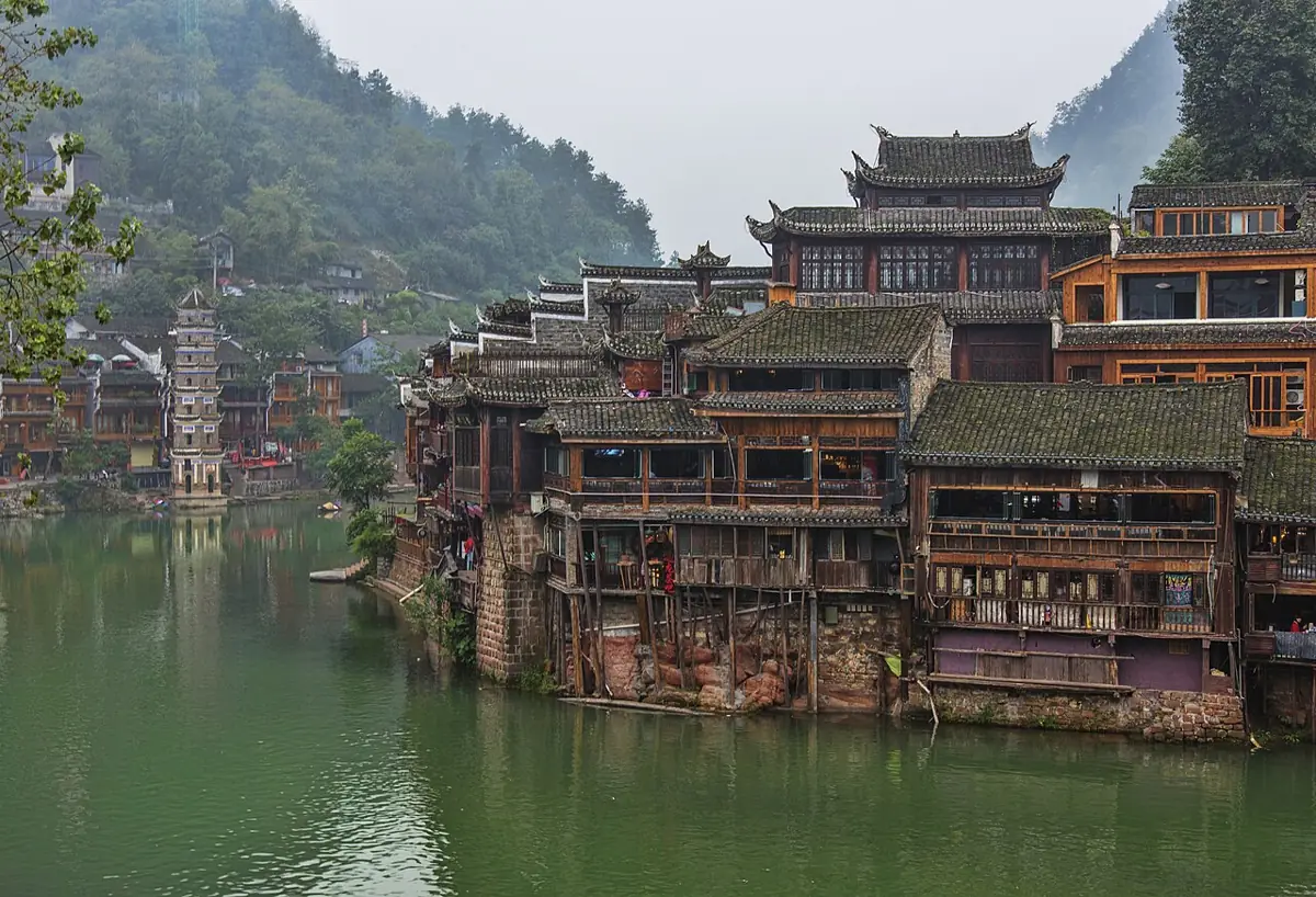 Phượng Hoàng Cổ Trấn bên sông Đà Giang