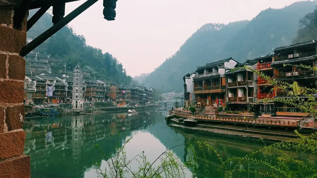 Phượng Hoàng Cổ Trấn bên sông Đà Giang