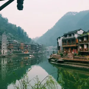 Phượng Hoàng Cổ Trấn bên sông Đà Giang