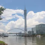 Tháp Quảng Châu bên sông Châu Giang