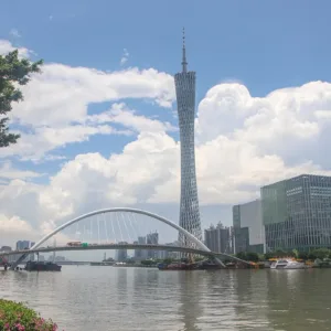 Tháp Quảng Châu bên sông Châu Giang