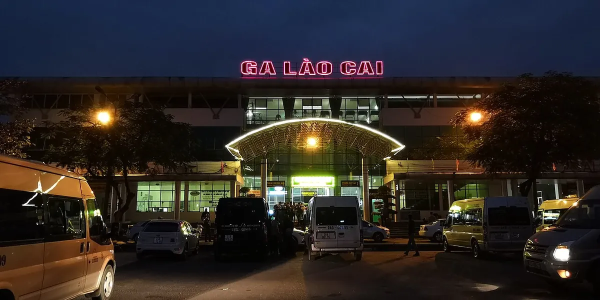 Ga Lào Cai về đêm, điểm đến của tàu hỏa từ Hà Nội