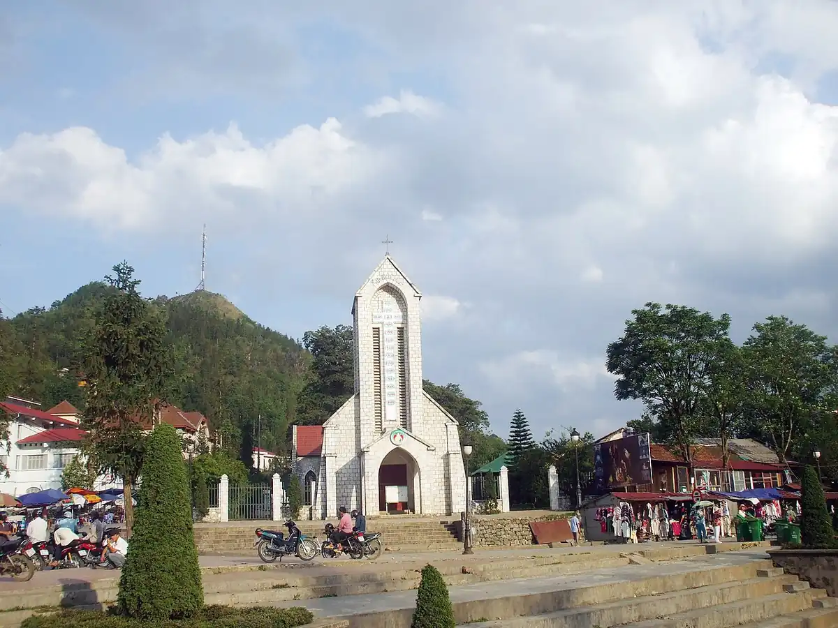 Nhà thờ Đá ở trung tâm Sa Pa