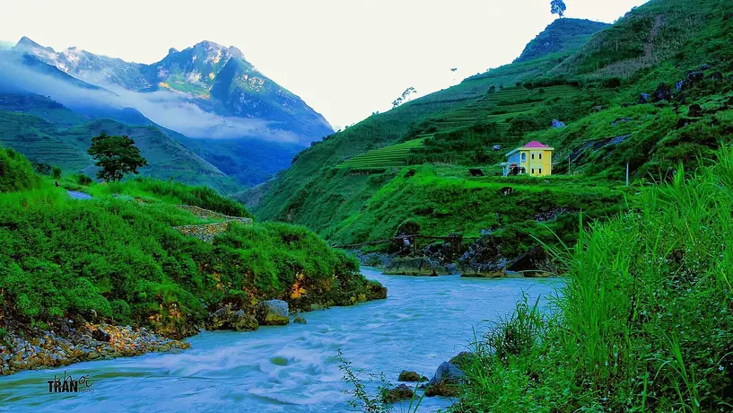 Dòng sông Nho Quế giữa núi đồi Hà Giang
