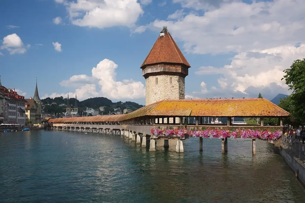 Cầu gỗ Kapellbrücke bên hồ Lucerne, Thụy Sĩ