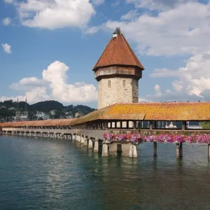 Cầu gỗ Kapellbrücke bên hồ Lucerne, Thụy Sĩ