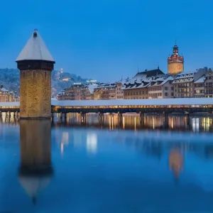 Cầu gỗ Kapellbrücke bên hồ Lucerne, Thụy Sĩ