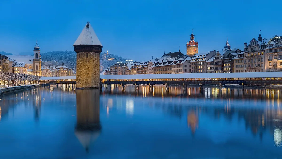Cầu gỗ Kapellbrücke bên hồ Lucerne, Thụy Sĩ