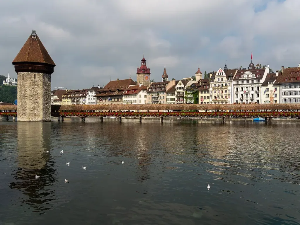 Cầu gỗ Kapellbrücke bên hồ Lucerne, Thụy Sĩ