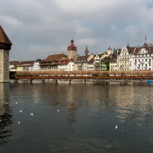 Cầu gỗ Kapellbrücke bên hồ Lucerne, Thụy Sĩ
