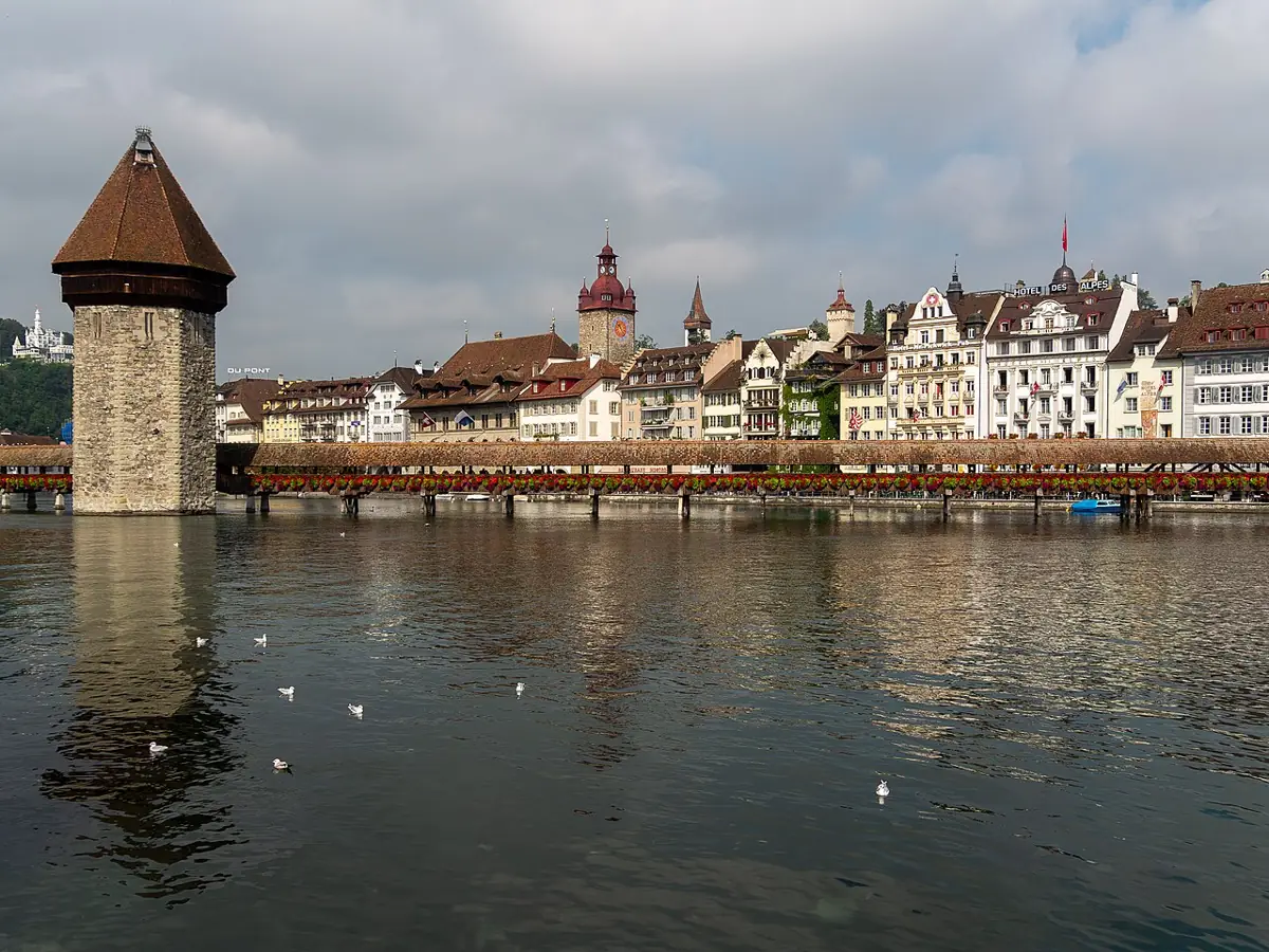 Cầu gỗ Kapellbrücke bên hồ Lucerne, Thụy Sĩ