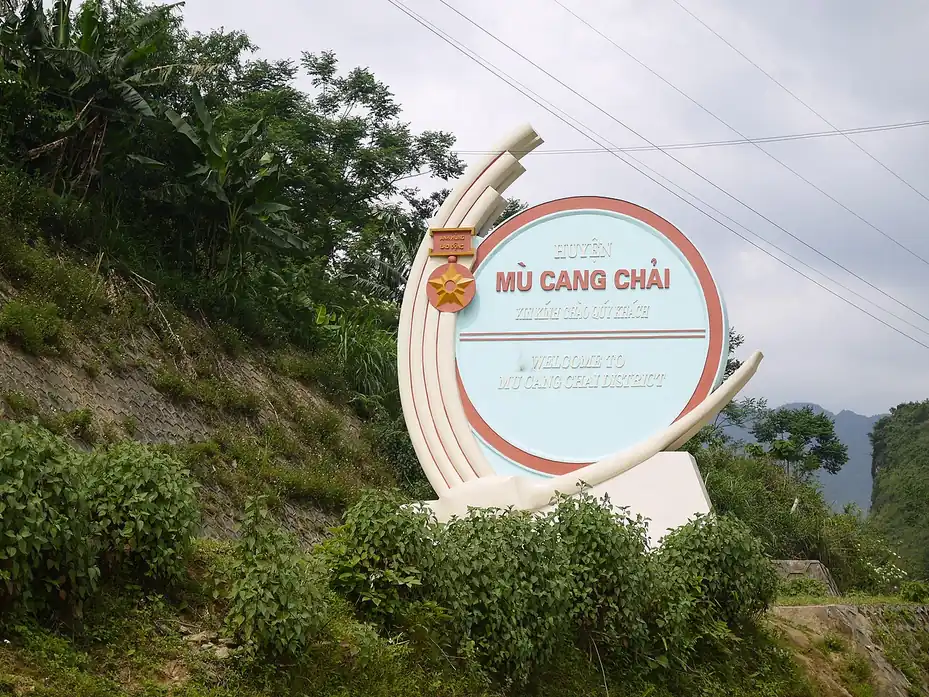 Biển chào Mù Cang Chải bên đường