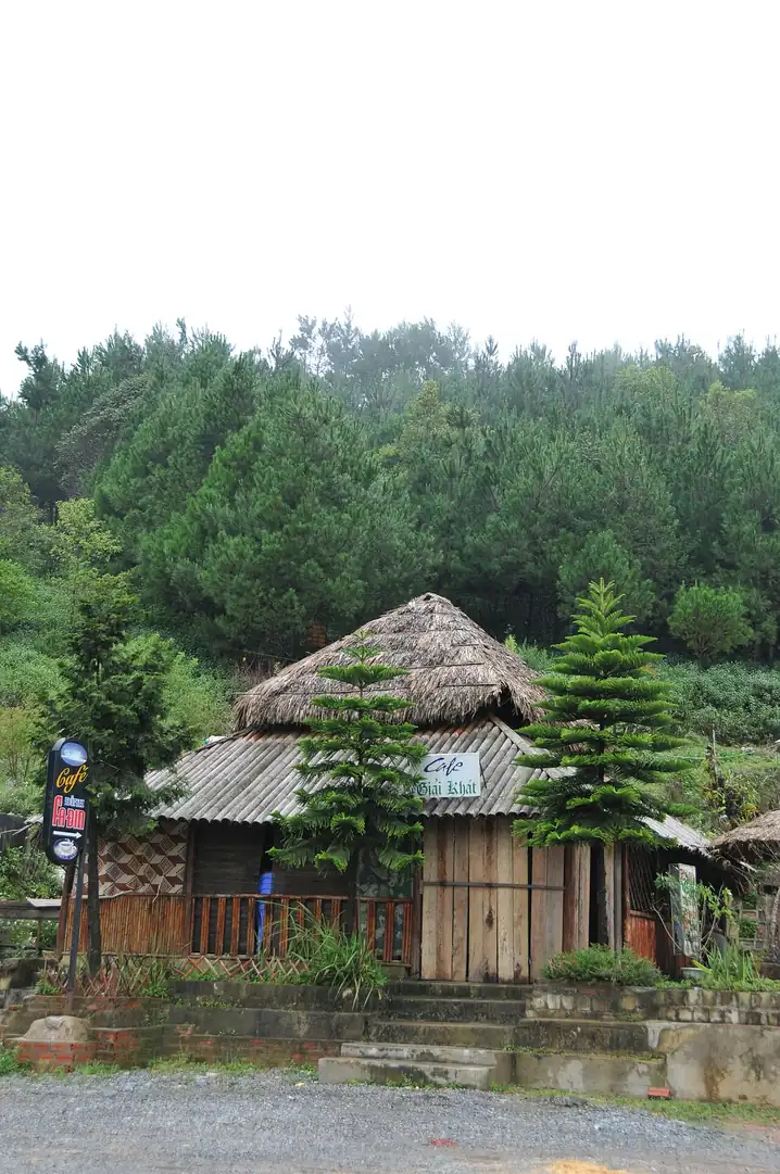 Quán dừng chân trên đèo Pha Đin