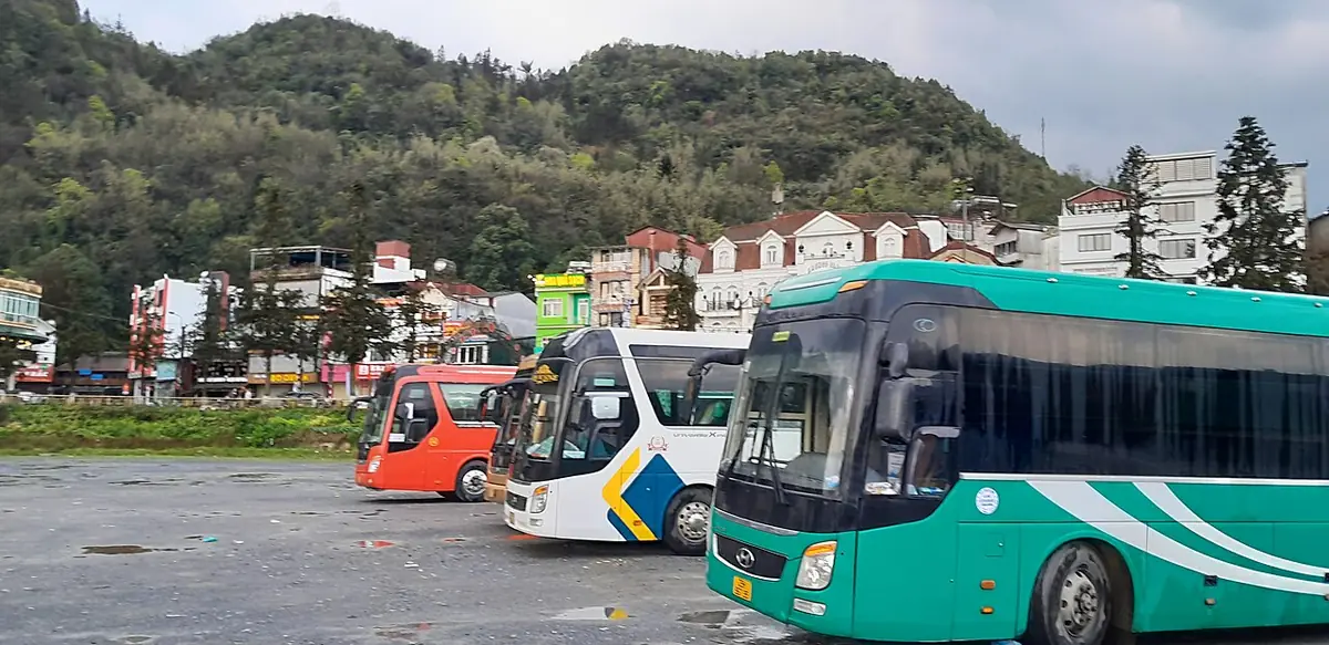 Xe khách tại bến xe Sa Pa